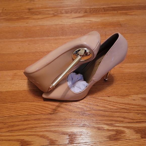 NUDE PUMPS WITH GOLD ACCENT HEELS Sz 8 - Picture 3 of 3